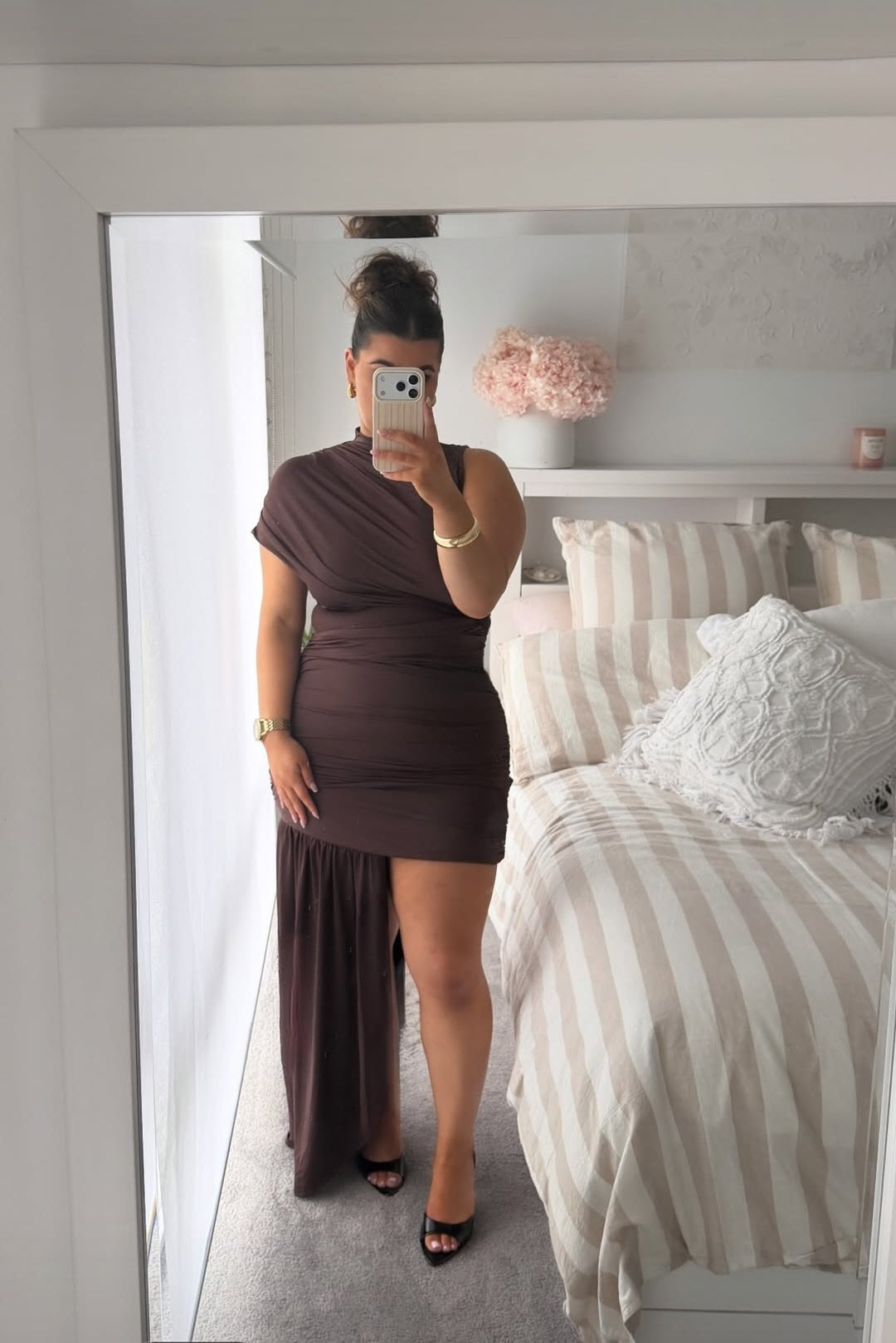 Glow Base client showcasing her golden tan from Glow Base Sicilian Summer self tan foam.