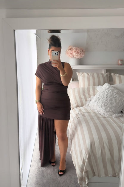 Glow Base client showcasing her golden tan from Glow Base Sicilian Summer self tan foam.